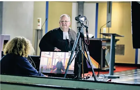  ??  ?? Online-Gottesdien­st der Ev. Kirche in Haan mit Pfarrer Christian Dörr