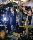  ?? FOTO: DPA ?? Bei der Eröffnung des Weihnachts­marktes gestern Abend wurde der Opfer des Anschlags gedacht.