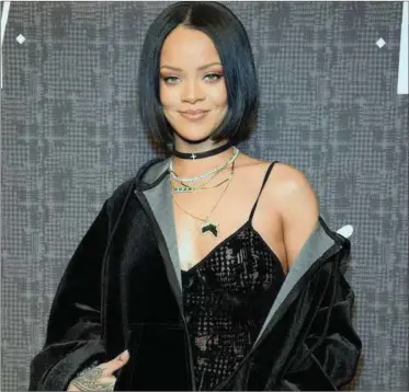  ??  ?? ON TREND: Singer Rihanna layers her choker with different necklaces, mixing it up with pearls and gold.