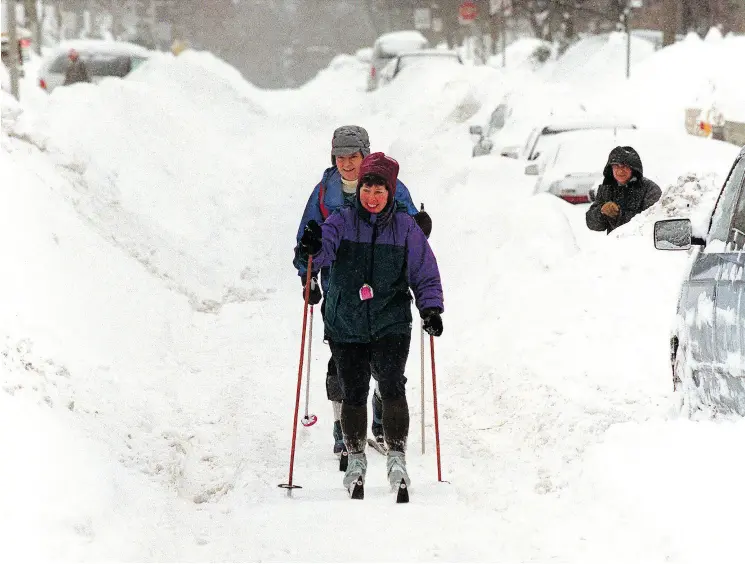  ?? DAVID LUCAS / POSTMEDIA FILE PHOTO ?? Claudia and Duncan Wood ski down a Toronto street after the city’s third major snowstorm in January of 1999. A few months later, then Mayor Mel Lastman at his golf tournament.