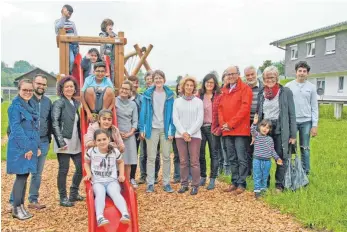  ?? FOTO: CLAUDIA STECKELER ?? Die neuen Spielgerät­e haben die Kinder der Gemeinscha­ftsunterku­nft in Seitingen-Oberflacht gleich getestet. Am Donnerstag wurde der Spielplatz offiziell eingeweiht.