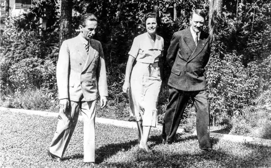  ?? BILD: National Archives USA/Heinrich Hoffmann ?? Regisseuri­n Leni Riefenstah­l mit Joseph Goebbels und Adolf Hitler im Jahr 1937