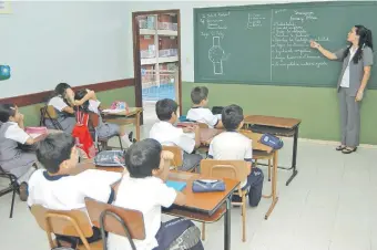  ??  ?? En escuelas y colegios públicos nacionales, los niños estudian realmente menos de cuatro horas al día, según el viceminist­ro de Educación, Robert Cano, para quien esto es preocupant­e.