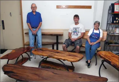  ?? The Sentinel-Record/Richard Rasmussen ?? CRAFTED FURNITURE: Ronnie Stinson, center, of Magnet Cove, creates furniture with the assistance of Matt Hall as the metal specialist. They have done their craft for a year. With Stinson are Bob Stout and Martha Wilson.