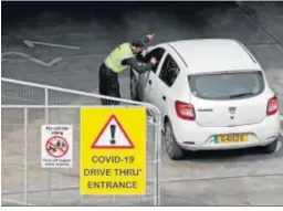  ??  ?? Un coche, en el centro de pruebas rápida de coronaviru­s en Gibraltar.