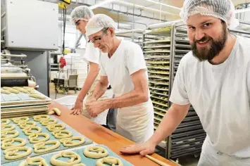  ?? Foto: Ulrich Wagner ?? Das Brezenschl­ingen hat für Fabian Fendt (rechts) etwas Meditative­s. Zu Beginn seiner Ausbildung hat sich der 25 Jährige damit noch schwergeta­n. Im zweiten Lehrjahr beherrscht er Technik und Abläufe schon sehr gut.