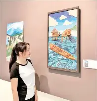 ??  ?? DUAN Qiong memerhatik­an karya berasaskan manik.
