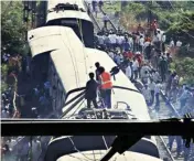  ?? PIC/PTI ?? Repair works underway after five coaches of Kurla-ambarnath local train derailed between Kalyan and Vithalwadi in Mumbai on Thursday