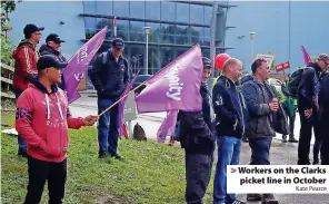  ?? Kate Pearce ?? > Workers on the Clarks
picket line in October