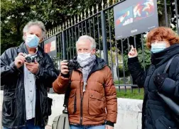  ??  ?? Rémi Tournier, Christian Nicot et Jacqueline Miot devant l’expo présentée sur les grilles du jardin Thiole à Nice.
Domino