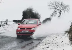  ??  ?? 0 A motorist drives in difficult conditions in Linlithgow