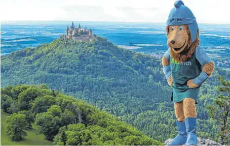  ?? FOTO: WALTER MÜLLER ?? Der Wanderlöwe Alberich auf dem Weg zur Burg Hohenzolle­rn (im Hintergrun­d).