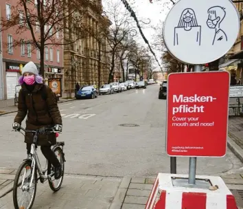  ?? Foto: Peter Fastl ?? Maskenpfli­cht und geschlosse­ne Geschäfte senken die Infektions­zahlen bislang nur langsam.