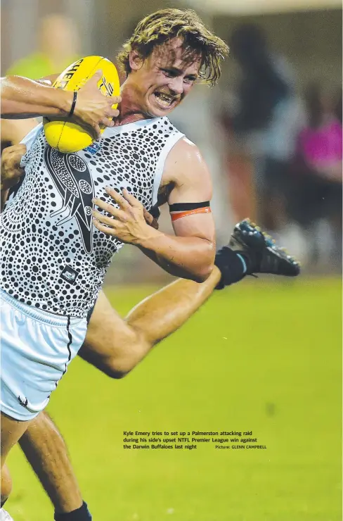  ?? Picture: GLENN CAMPBELL ?? Kyle Emery tries to set up a Palmerston attacking raid during his side’s upset NTFL Premier League win against the Darwin Buffaloes last night