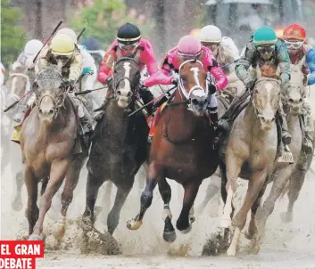  ?? Archivo / AP ?? La movida realizada por la Comisión de New Jersey persigue limitar el daño físico que un jinete le puede propinar a un caballo al azotarlo con un látigo. En la foto, del Kentucky Derby del 2019, se ven los jinetes con sus fuetes en un momento cumbre de la carrera que fue ganada por Country House tras la descalific­ación de Maximun Security.