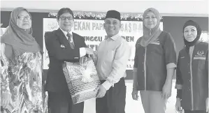  ??  ?? HAJI Abdul Rahman menerima cenderamat­a daripada Guru Besar Sekolah.