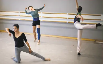  ?? Nicole Boliaux / The Chronicle 2017 ?? Skyla Shreter (left), Ami Yuki and Kamryn Baldwin work with choreograp­her Arthur Pita during a July 2017 rehearsal for SFBallet’s Unbound: A Festival of New Works.