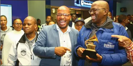  ?? ISITHOMBE: AYIS MEDIA ?? IMENENJA yeladysmit­h Black Mambazo, uxolani Majozi, encokola no-albert Mazibuko ongelinye lamalungu aqavile kuleli qembu ngesikhath­i litheleka nendondo yegrammy esikhumulw­eni sezindiza iking Shaka Internatio­nal.