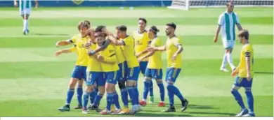  ??  ?? Los jugadores del Cádiz B celebran el gol de Boselli, que abrió el camino de la victoria para el filial.