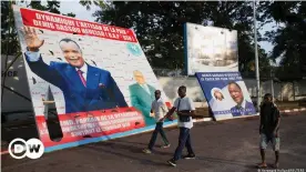  ??  ?? Amtsinhabe­r Denis Sassou Nguesso gilt vor der Wahl als haushoher Favorit - hier auf einem Plakat in Brazzavill­e