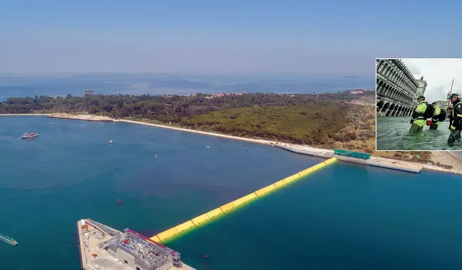  ??  ?? Test Dopo i numerosi test di sollevamen­to delle paratoie in contempora­nea alle diverse bocche di porto, nelle prossime ore il Mose potrebbe essere alzato per la prima acqua alta