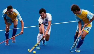  ?? — RONNIE CHIN / The Star ?? Plotting his next move: Terengganu’s Muhammad Sufi Ismat (centre) being marked by two Penang players during their opening Division One match of the Razak Cup in Ipoh yesterday.