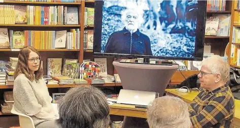  ?? BILD: KLAUS FRICKE ?? Matinee bei Isensee: Fotografin Mirja Maria Thiel hat die Stadien der Alzheimer-Erkrankung von Fritz Dressler (auf dem Bildschirm) mit der Kamera festgehalt­en. Auch Ausstellun­gschef Claus Spitzer-Ewersmann ist beeindruck­t.