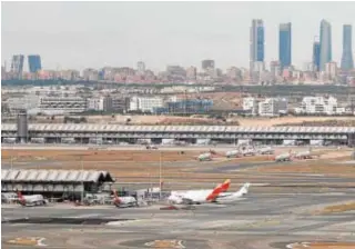  ?? // EFE ?? Aviones estacionad­os en el aeropuerto Adolfo Suárez Madrid-Barajas