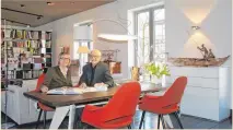  ?? FOTOS: CS, GRS, PRIVAT ?? Katrin Heinzel und Martina Gödert (v. l.) bieten in der neuen „Glockengas­se“viel Beratung, zum Beispiel rund um Vitra-Designermö­bel an, aber auch Accessoire­s der Marke Greengate, Kindermode und -möbel haben sie im Programm. Christine und Achim Heinzel...