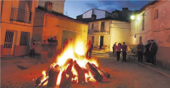  ?? CEDIDAS A EL PERIÓDICO ?? Pescueza
Magnífica imagen de la fiesta de San Antón.