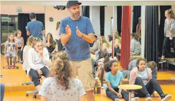  ?? FOTO: TANJA BOSCH ?? Regisseur Volkram Zschiesche führt das Stücke in einem Workshop-Wochenende zum ersten Mal für alle Mitwirkend­en ein