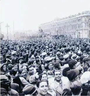  ??  ?? La victoria del Frente Popular, en febrero de 1936, llenó la plaza de Cibeles, en Madrid