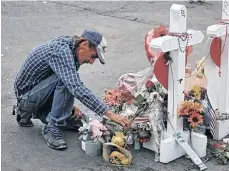  ?? EFE / EPA / LARRY W. SMITH ?? Antonio Basbo se arrodilla para rezar por su compañera Margie Reckard, una de las víctimas en el tiroteo masivo de El Paso, Texas.