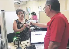  ??  ?? TRÁMITE. Momento en que un empleado del Registro hace entrega de la contraseña de identidad a doña Pedrina.