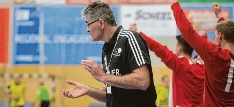  ?? Foto: Michael Hochgemuth ?? Durfte seiner Mannschaft zu Recht applaudier­en: Friedbergs Trainer Mirko Pesic.