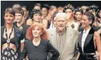  ?? Picture: AFP ?? FASHION GURU: This file photo taken on October 10 1993 shows French designer Sonia Rykiel flanked by Danish model Helena Christense­n, left, American Christie Turlington, right, and American director Robert Altman