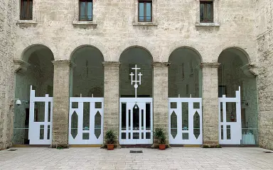  ??  ?? Album In alto, l’ingresso del Mudi, il Museo diocesano di Taranto, al cui interno è già allestita (e in attesa di poter aprire) la mostra sui 50 anni della Concattedr­ale. Sotto, a destra, la stretta di mano tra Gio Ponti e l’arcivescov­o Motolese