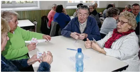  ??  ?? 12 doublettes ont participé au concours de belote organisé par Maisoncell­es Solidaire.