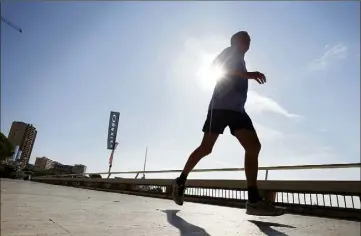  ??  ?? Le coach sportif : « Il est conseillé de s’hydrater avant, pendant et après l’effort.»