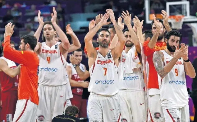  ??  ?? POR EL BUEN CAMINO. La Selección, con Juan Carlos Navarro al frente, celebra la victoria ante Turquía y el pase a cuartos de final en el Eurobasket de Estambul.