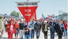  ?? Foto: Draxler, afp ?? Ehemalige Gefangene und 10000 Teilnehmer gedachten der Befreiung des Konzen trationsla­gers Mauthausen. FPÖ Politiker waren unerwünsch­t.