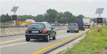  ?? FOTO: TOBIAS REHM ?? Die Bauarbeite­n auf der A 7 nördlich von Memmingen haben begonnen. Bis Ende Oktober 2019 werden unter anderem die Ein- und Ausfädelst­reifen sowie der dritte Fahrstreif­en Richtung Norden verlängert.