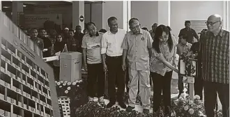  ??  ?? 郭素沁（右二）为拉也柏迈人民组屋多­层停车场主持开幕仪式，右一为诺希山，左起为依布拉欣、马哈迪及那吉。