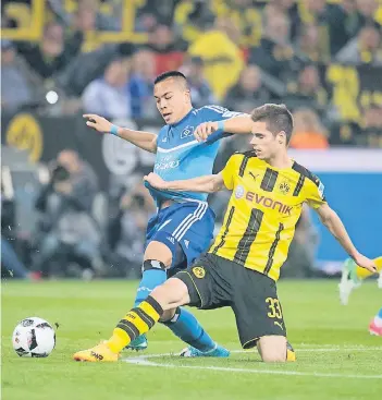  ?? FOTO: DPA ?? Einen Schritt schneller: Dortmunds Julian Weigl ist eher am Ball als Bobby Wood.
