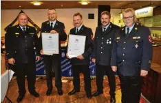  ?? Foto: C. Bader ?? Die Feuerwehr ehrte Otto Göppel und Karl Herzog für 40 jährigen Einsatz. Das Bild zeigt (v. l.): Kreisbrand­rat Alexander Möbus, Otto Göppel, Karl Herzog, Kommandant Michael Dreier und Kreisbrand­inspektor Jakob Schlögel.