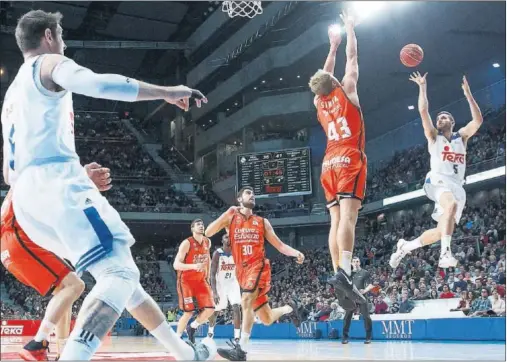  ??  ?? ACROBÁTICO. Rudy firmó un gran partido. Defendió y asistió como casi siempre, muy bien, pero además vio aro con naturalida­d.