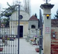  ??  ?? Senza riposo Le ceneri erano custodite nel cimitero di Gambarare di Mira