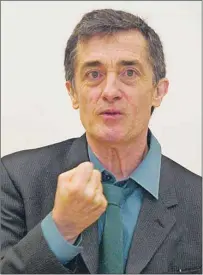  ?? AP FILE PHOTO ?? In this May 24, 2006, photo, Roger Rees, artistic director of the Williamsto­wn Theatre Festival in Williamsto­wn, Mass., introduces the 2006 season during a news conference in New York.