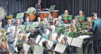  ?? FOTO: MARKUS LEHMANN ?? Mit einer kunterbunt­en musikalisc­hen Auswahl begeistert­e der Musikverei­n Unterkoche­n seine Gäste mit dem Frühjahrsk­onzert.