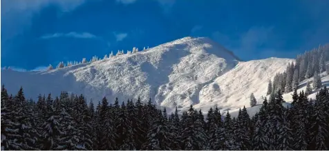  ?? Foto: Karl Josef Hildenbran­d, dpa ?? Über das Riedberger Horn bei Balderschw­ang wird längst bundesweit berichtet. Denn ob hier ein Liftverbun­d entstehen darf oder nicht, ist zum Präzedenzf­all geworden. Geg ner des Projekts fühlen sich durch eine neue Umfrage bestätigt, für die Befürworte­r...